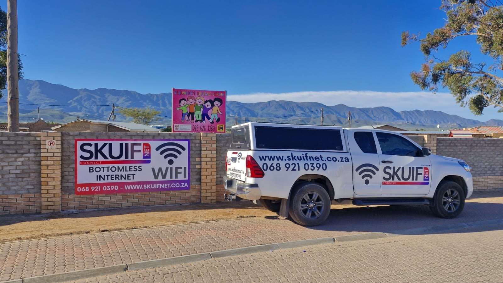 SkuifNet branded bakkie parked beside a Bottomless Internet banner