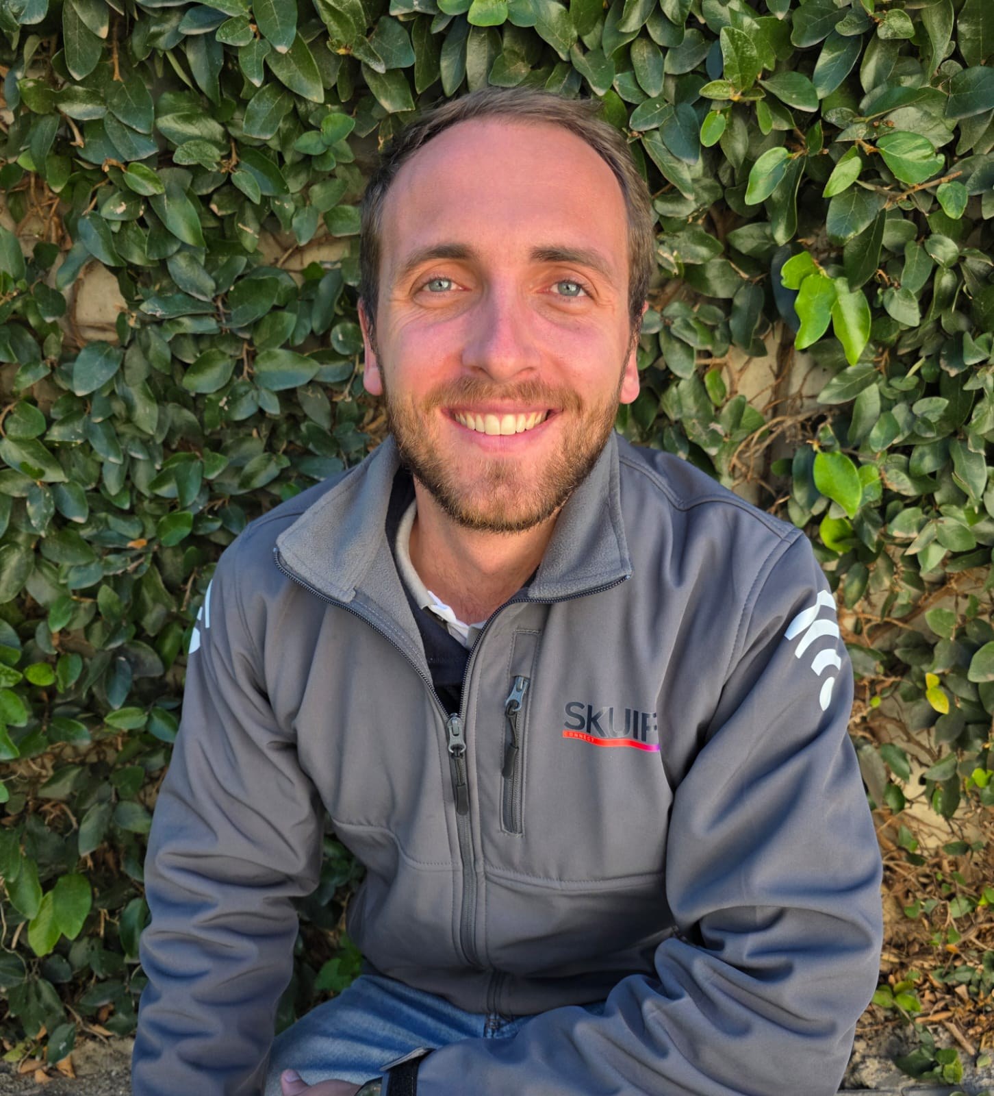 Eddie outdoors in a SkuifNet branded jacket